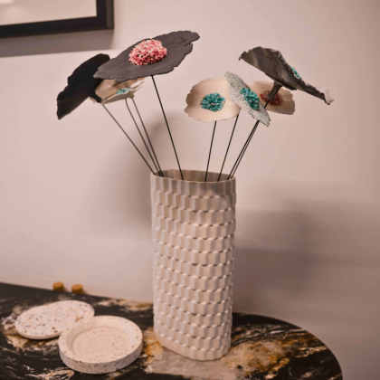 Grande Fleur en porcelaine & éclats de verre de Murano - Sandrine Morilleau