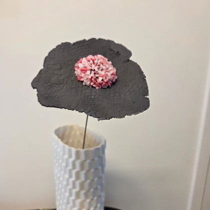 Grande Fleur en porcelaine & éclats de verre de Murano - Sandrine Morilleau