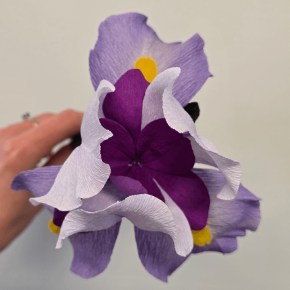 Iris en papier crépon – pièce unique – Yêu Création