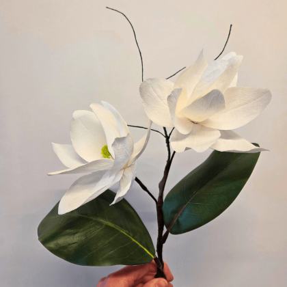 Magnolia en papier crépon – pièce unique – Yêu Création