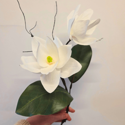 Magnolia en papier crépon – pièce unique – Yêu Création