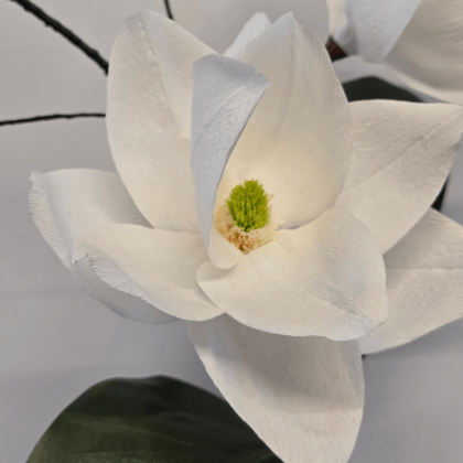 Magnolia en papier crépon – pièce unique – Yêu Création