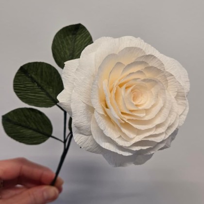 Rose en papier crépon – pièce unique – Yeu Création