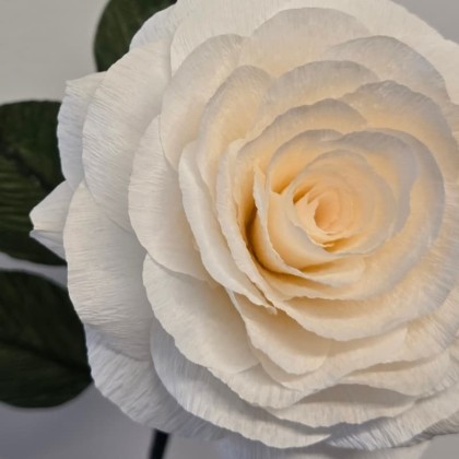 Rose en papier crépon – pièce unique – Yeu Création