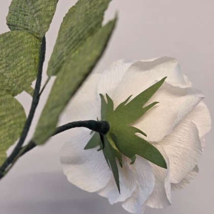 Rose en papier crépon – pièce unique – Yeu Création