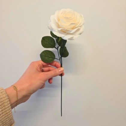 Rose en papier crépon – pièce unique – Yeu Création