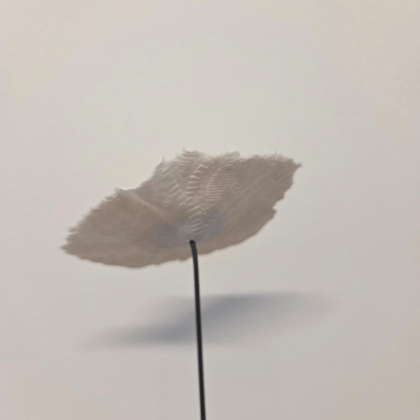 Petite fleur en porcelaine, éclats de verre de Murano – Sandrine Morilleau