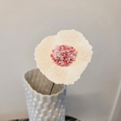 Petite fleur en porcelaine, éclats de verre de Murano – Sandrine Morilleau