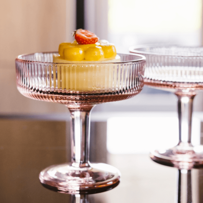 Coupe à dessert en verre strié rose Alice - La Rochère