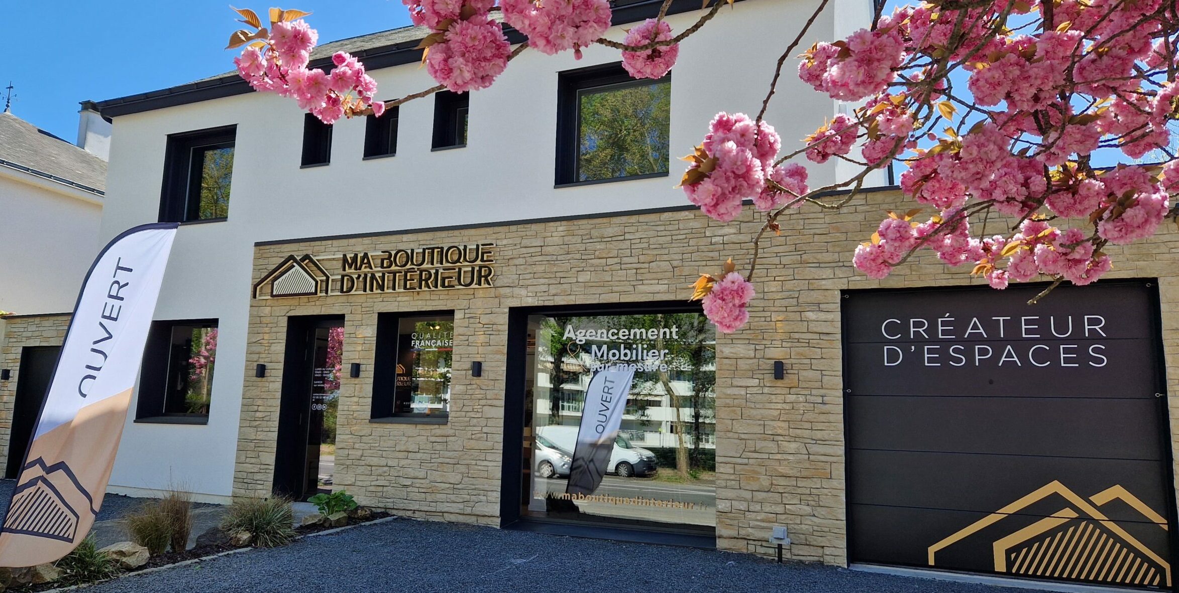 Façade de Ma Boutique d'Intérieur au printemps