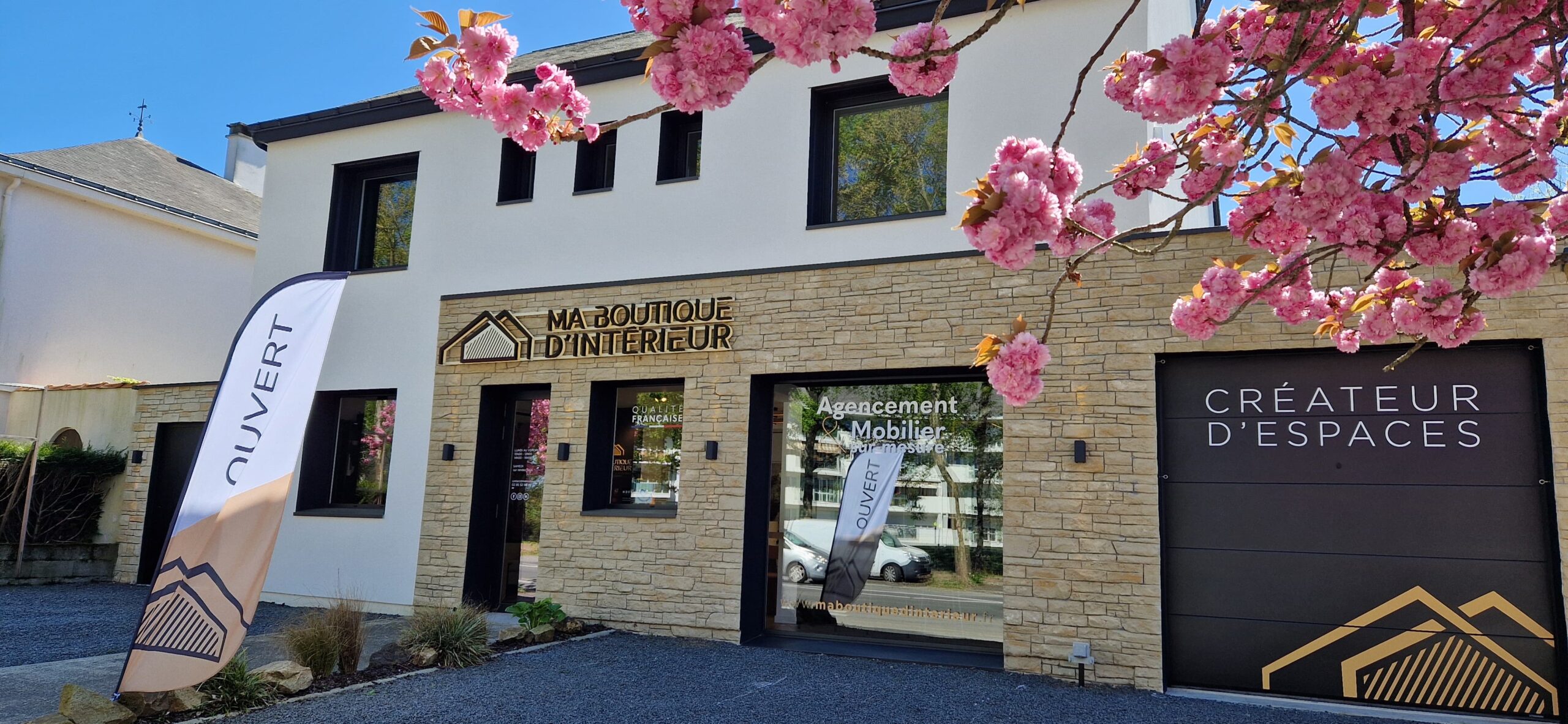Façade de Ma Boutique d'Intérieur au printemps