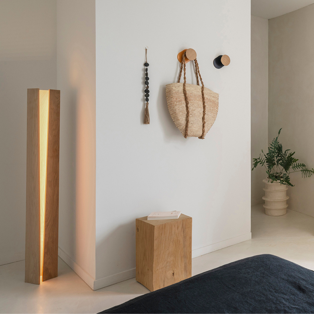 Lampe à poser Elagone, fabriquée en bois massif par l'entreprise Drugeot Manufacture. Elles existent en 3 hauteur possible 40 cm, 65 cm, ou 140 cm